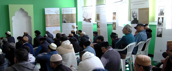 Freitagsgebet der Reutlinger Ahmadiyya-Gemeinde (Quelle: RIK)