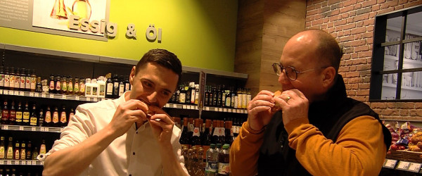 Max Menton (links) probiert den Leberk&auml;s-Berliner (Quelle: RIK)