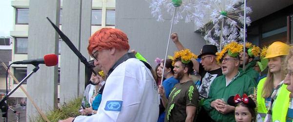 Narren st&uuml;rmen das Reutlinger Rathaus (Quelle: RIK)