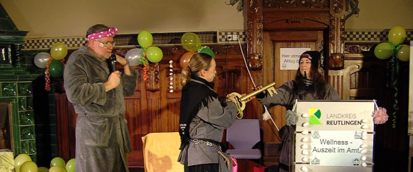 Die Schl&uuml;ssel&uuml;bergabe im Landratsamt (Quelle: RIK)