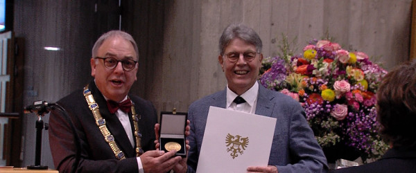 Oberb&uuml;rgermeister Thomas Keck verleiht B&uuml;rgermedaille in Gold an J&uuml;rgen U. Fuchs (Quelle: RIK)