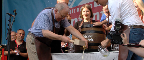 Fassanstich mit Oberb&uuml;rgermeister Thomas Keck (Quelle: RIK)