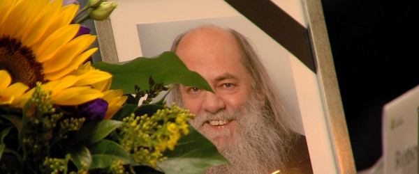 An Rainer Bucks Platz im Kreistag erinnert ein Foto an den Verstorbenen (Quelle: RIK)