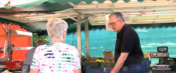 Michael Donth auf dem Wochenmarkt (Quelle: RIK)