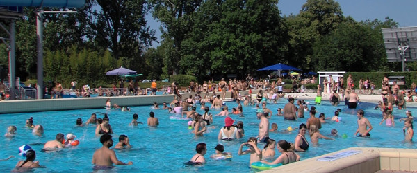 Volles Becken im Wellenfreibad (Quelle: RIK)