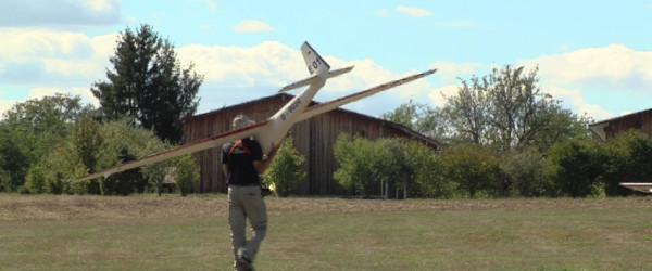 Mann mit Modellflugzeug (Quelle: RIK)
