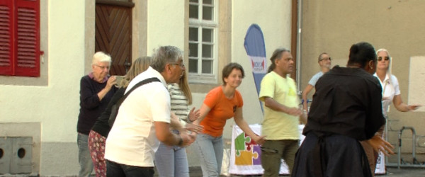 Leute tanzen im Spitalhof (Quelle: RIK)