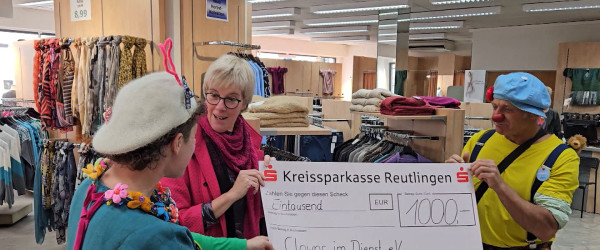 Spenden&uuml;bergabe vom Modehaus Faiss an Clowns im Dienst (Quelle: Cornelius Graetz)